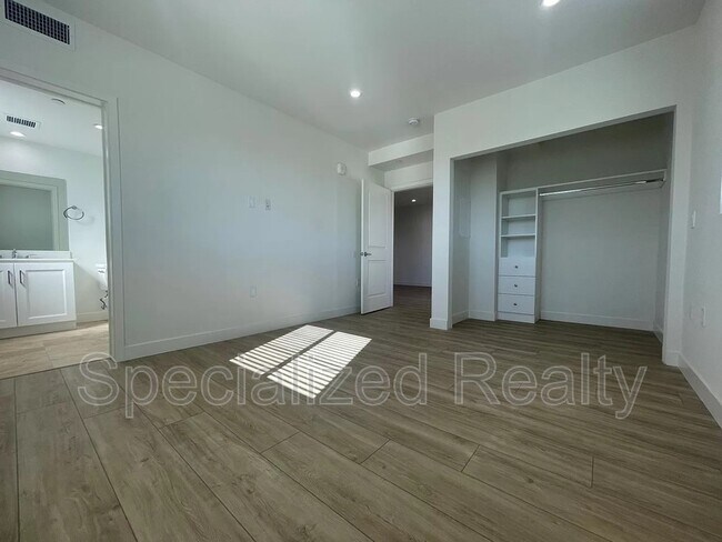 Building Photo - 11490 Oxnard St