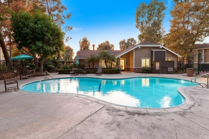 River Oaks Apartments 3535 Banbury Dr Riverside, CA