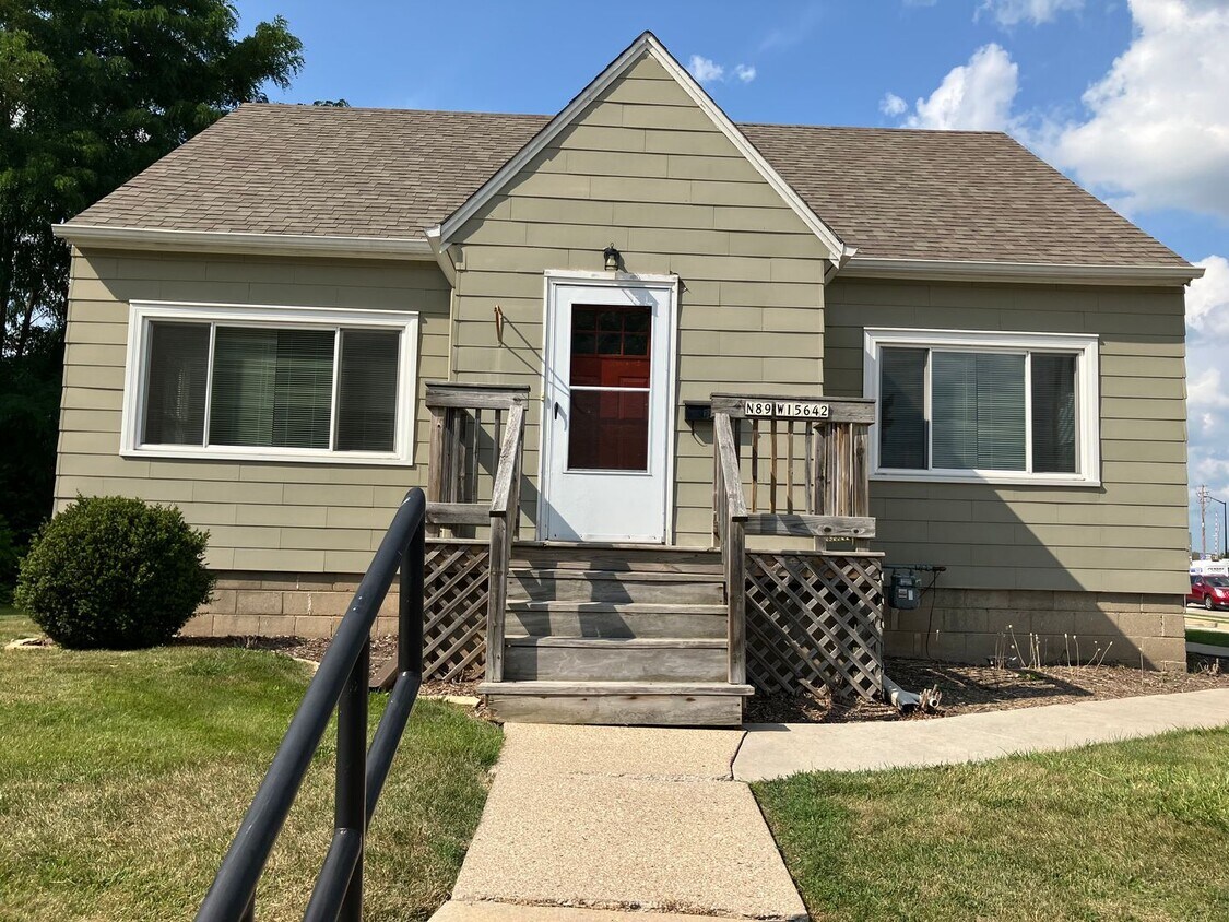 Primary Photo - Single Family 3 Bedroom Home