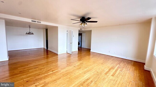 Foto del edificio - 4600 Duke St