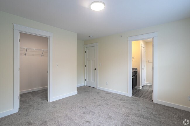 Foto del edificio - $750 SECURITY DEPOSIT! SECURE THIS DEAL NOW!