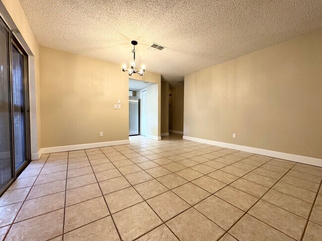Foto del edificio - Newly Renovated 3/2 Home ~ Updated Kitchen ~ Fenced Yard!