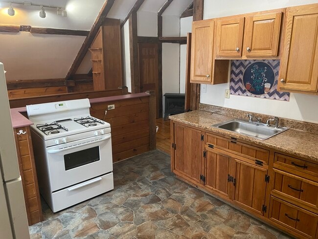 Building Photo - 35 Pleasant St