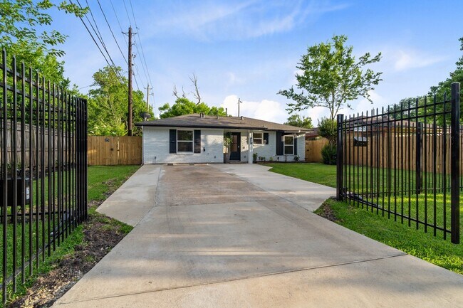 Building Photo - 3138 Sunbeam St