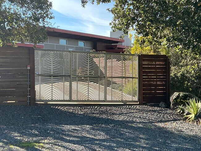 Entrada con portón y control remoto - 1000 Warrington Rd