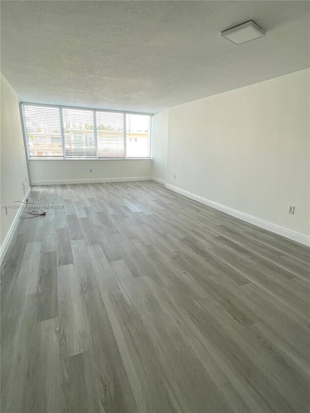 Foto principal - 8233 Harding Ave