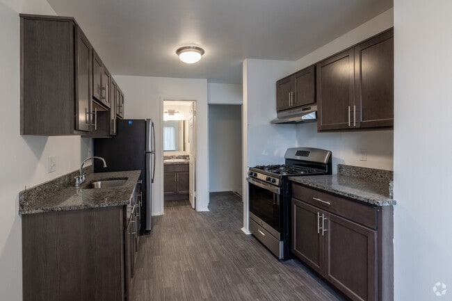 2BR, 1.5BA - 892SF - Kitchen - Kensington Place