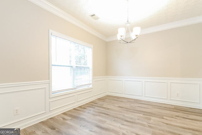 Building Photo - 2390 Village Green Dr