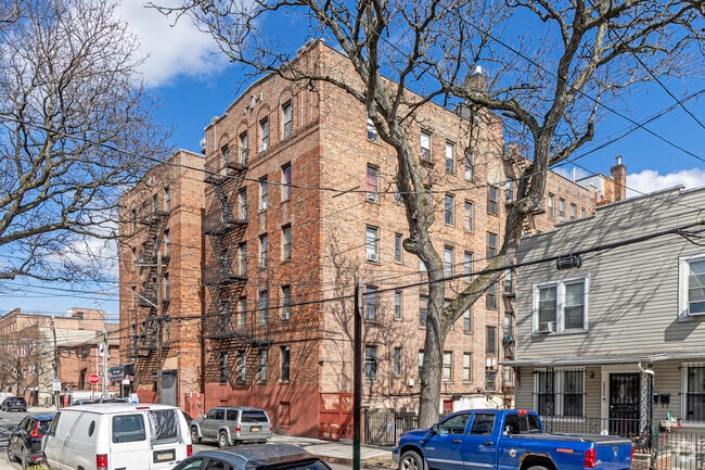 Building Photo - 684 E 189th St