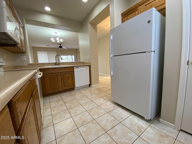 Building Photo - 2545 W Warren Dr