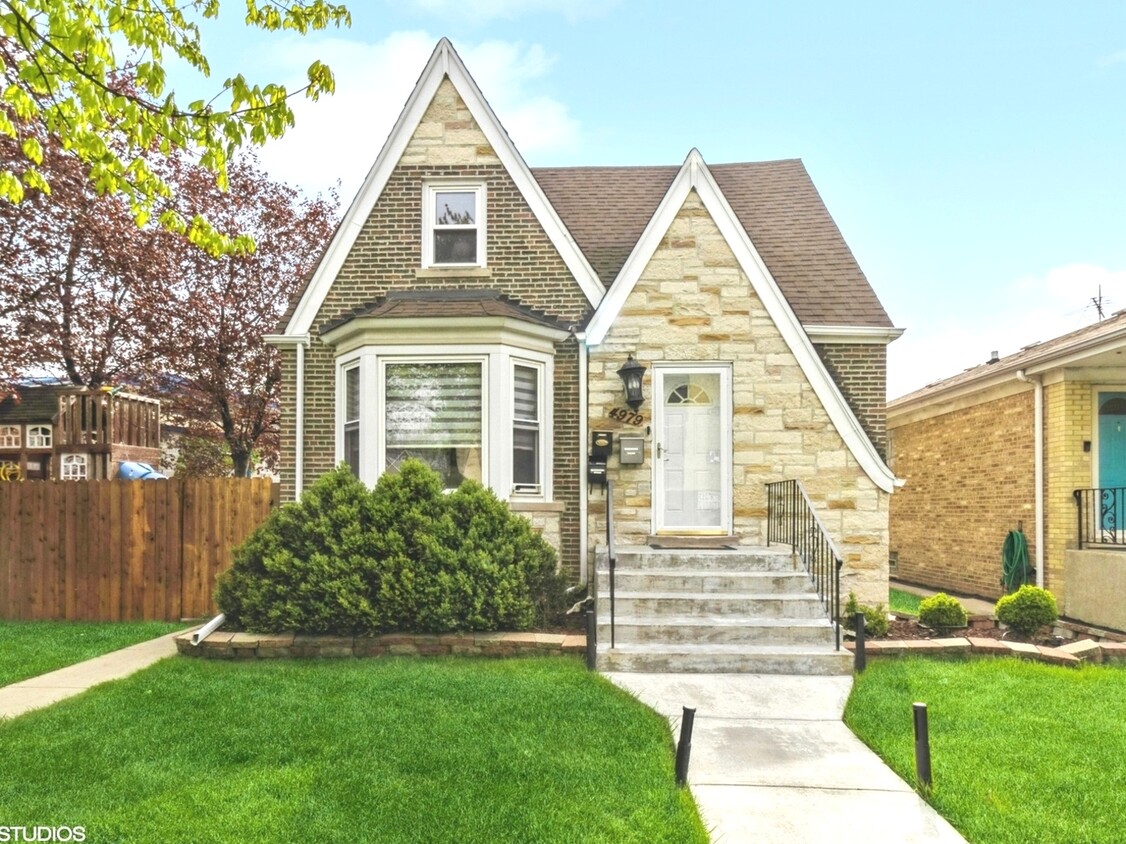 Foto principal - 4979 N Austin Ave