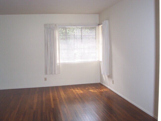Living room - 144 N Sierra Bonita Ave