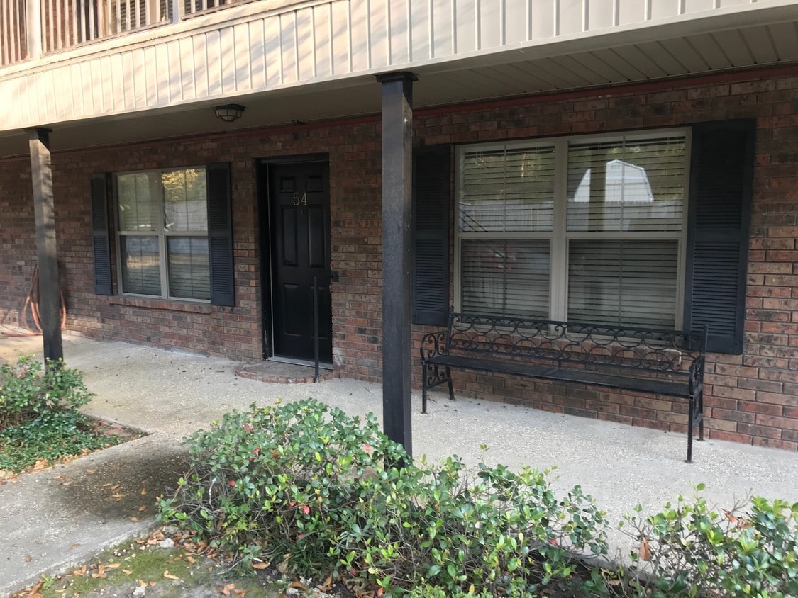 front entrance/corner unit - 112 Hillside Dr