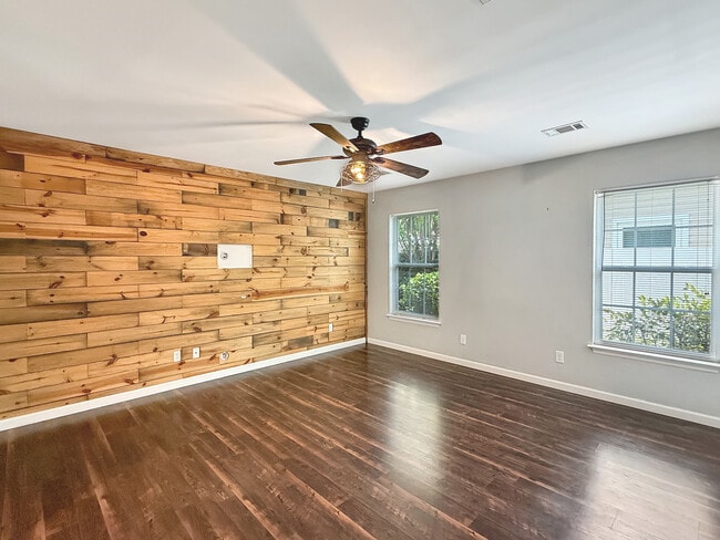 Building Photo - 21 Pine Forest Dr