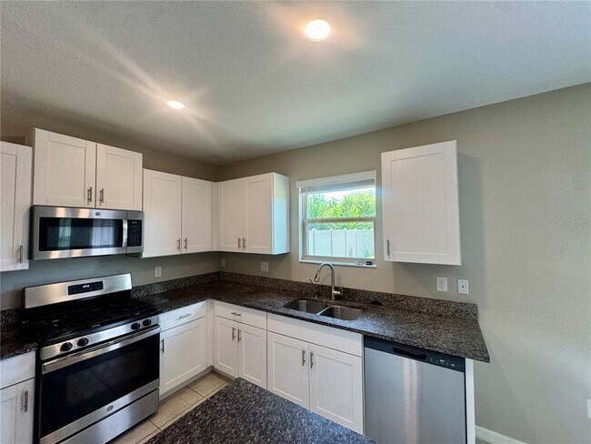 Foto del edificio - 5415 Amaryllis Garden St