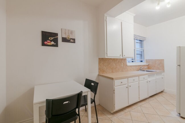 Building Photo - 6210 Chemin Deacon