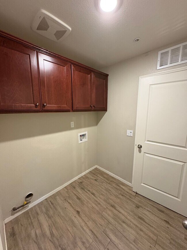 Foto del edificio - Beautiful home behind shopping center available now!