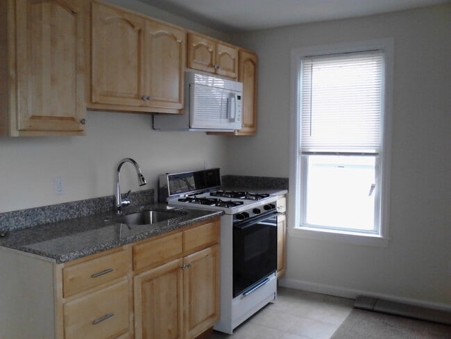 Building Photo - Fantastic 1  Bedroom Apartment in Great Neighborhood! Recently Renovated! Lots of Natural Light! ...