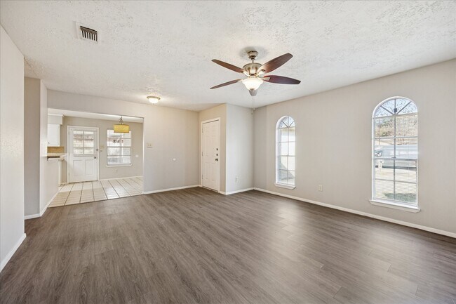 Foto del edificio - 7323 Wovenwood Ln