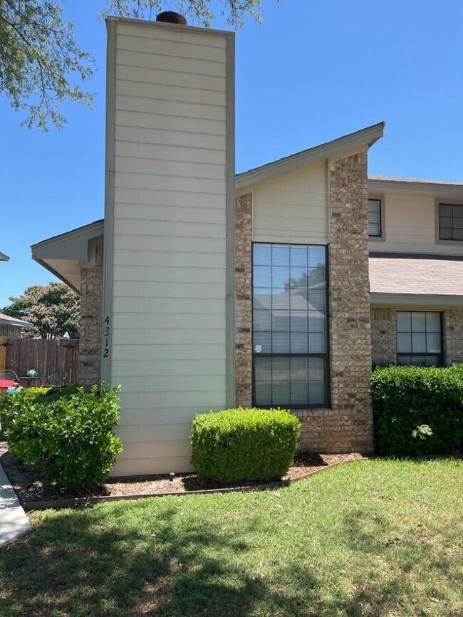 Foto del edificio - Remodeled townhome! 2 story with loft & 2 car garage with yard! Beautifully Remodeled Townhome – ...