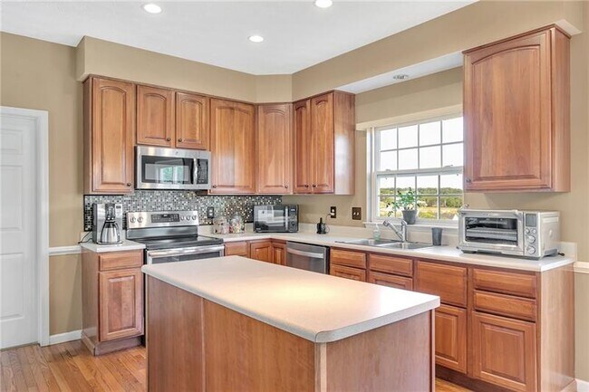 Building Photo - 230 Cliffside Dr