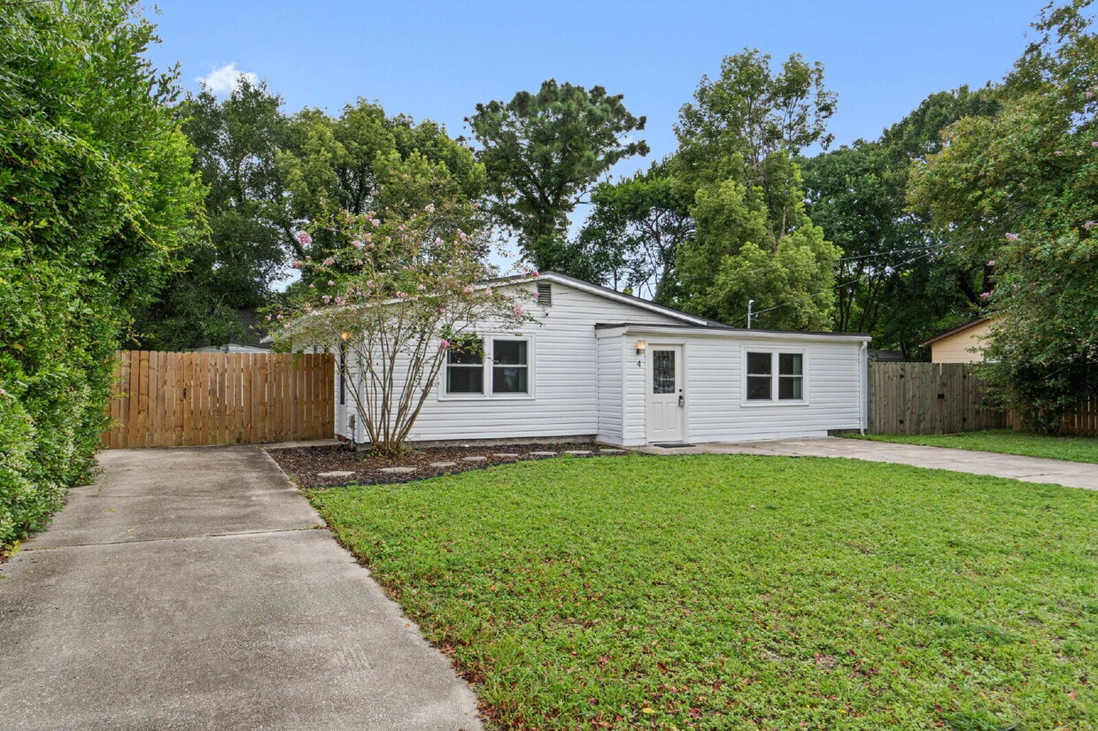 Primary Photo - 4 Highland Dr NW