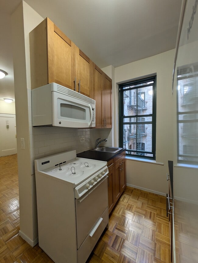 Building Photo - 528 E 79th St