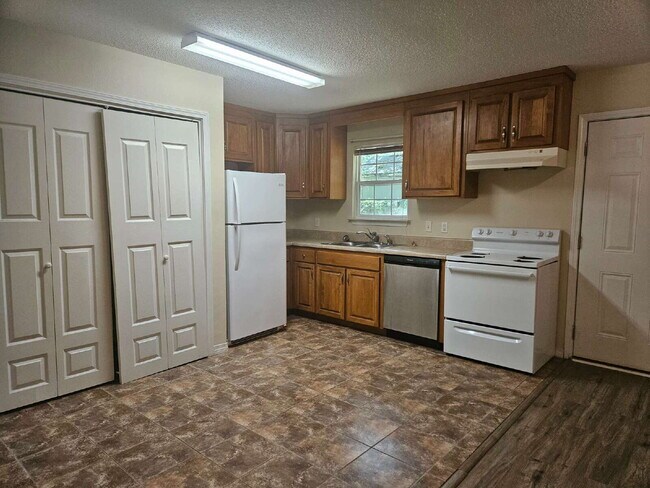 Foto del edificio - "Charming 3-Bed, 2-Bath Retreat Awaits!"  MOVE IN SPECIAL -- $250 off First Months Rent.