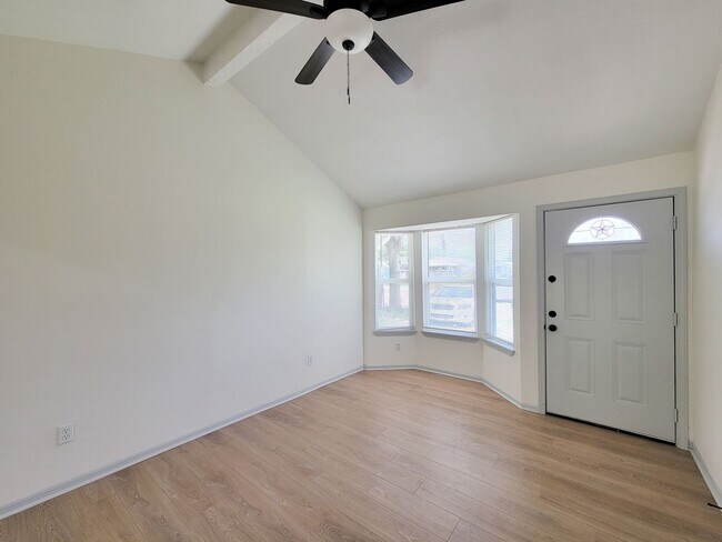 Foto del edificio - RECENTLY REMODELED 3 BEDROOM 1 BATH LEASE ...