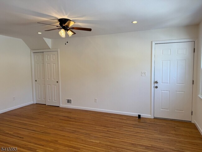 Foto del edificio - 18 Cooper Dr