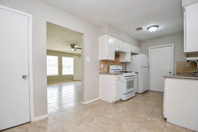 Building Photo - 14902 Gloster St