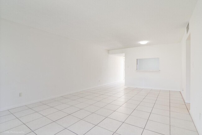 Foto del edificio - Spacious 1 bed 1 bath condo in Pembroke Pi...