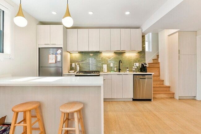 Building Photo - 2 Lamson Ct