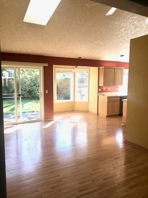 Open concept Family Room attached to kitchen - 2830 Foxhaven Dr SE