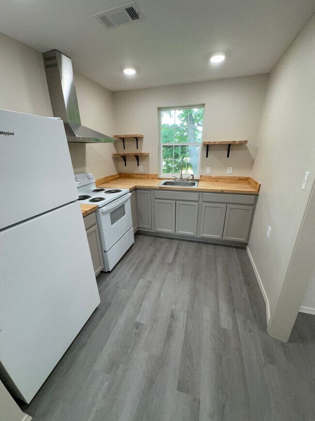 Foto del edificio - 156 Crestview Ln