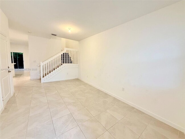 Building Photo - 2620 SE 11th Ct