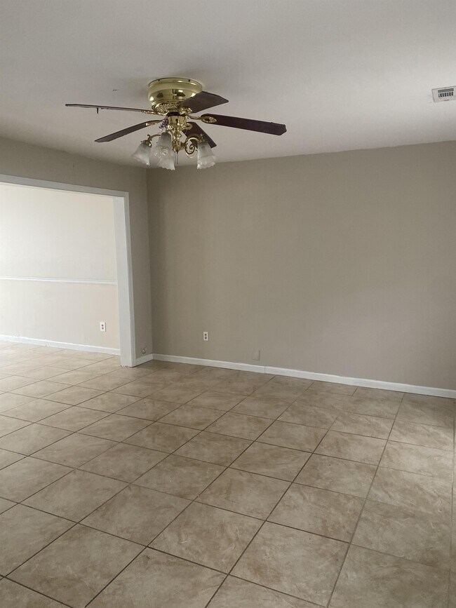 Building Photo - 731 Fox Ridge Rd