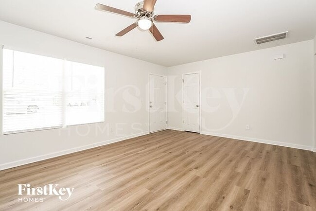 Building Photo - 813 Pine Cir Dr