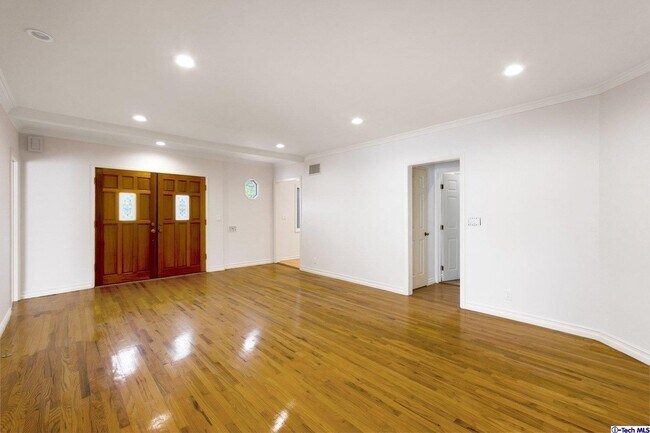 Foto del edificio - 2636 Montrose Ave