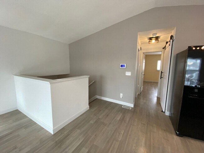 Building Photo - 4 Bed, 2 Bath - Updated Single Family - Mi...