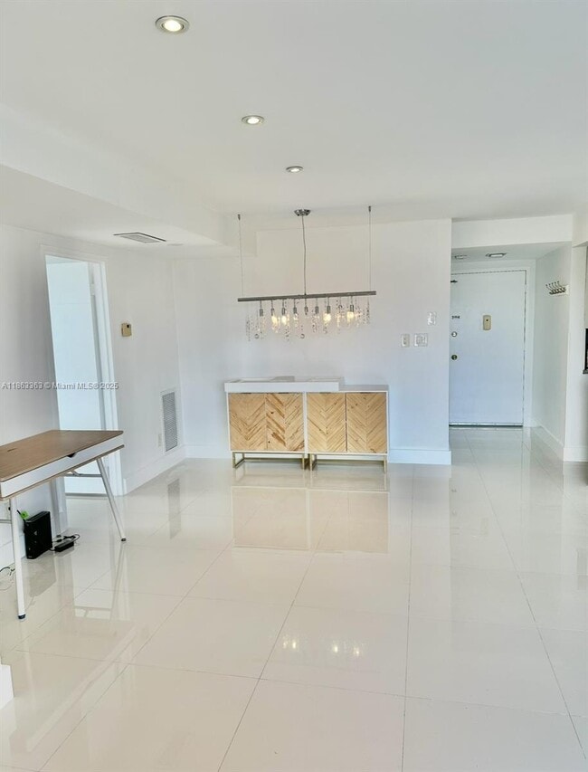Foto del edificio - 8400 Byron Ave