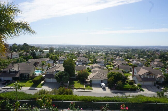Building Photo - Huge Estate Home With Panoramic Views