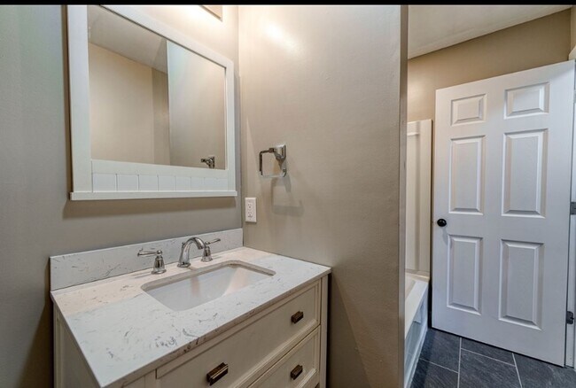 Baño - 761 S 5th St