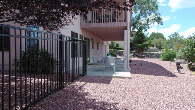 Foto del edificio - 1065 Longview Dr