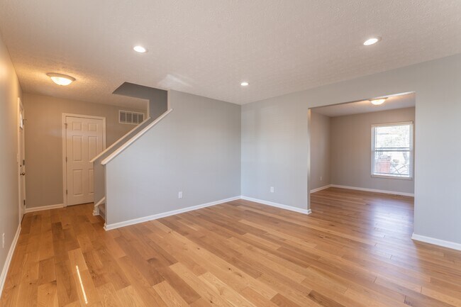 Foto del edificio - 205 Lexington Blvd