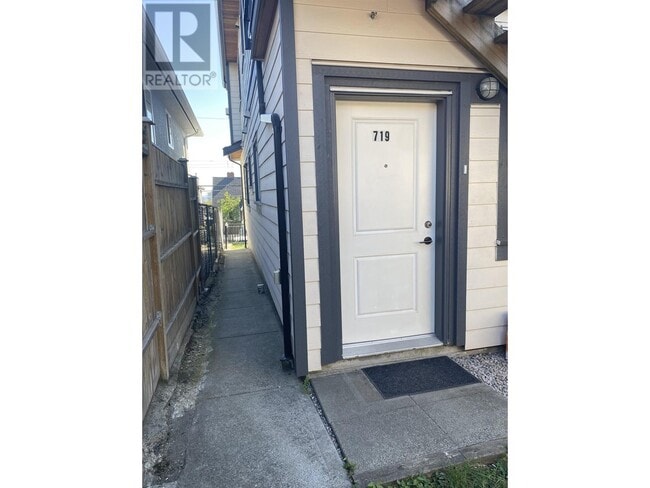 Photo du bâtiment - 719 E 61st Ave
