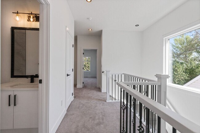 Photo du bâtiment - 7906-7975 75 Street NW