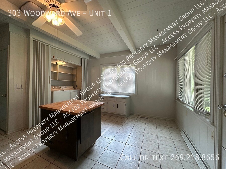 Primary Photo - 303 Woodward Ave