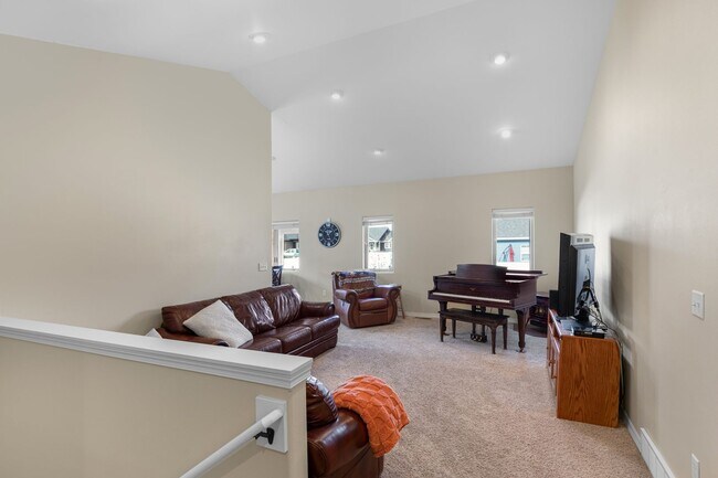 Foto del edificio - Spacious 3-Car Garage, and Pet-Friendly Home