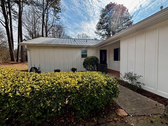 Building Photo - 125 Lantern Ridge Dr